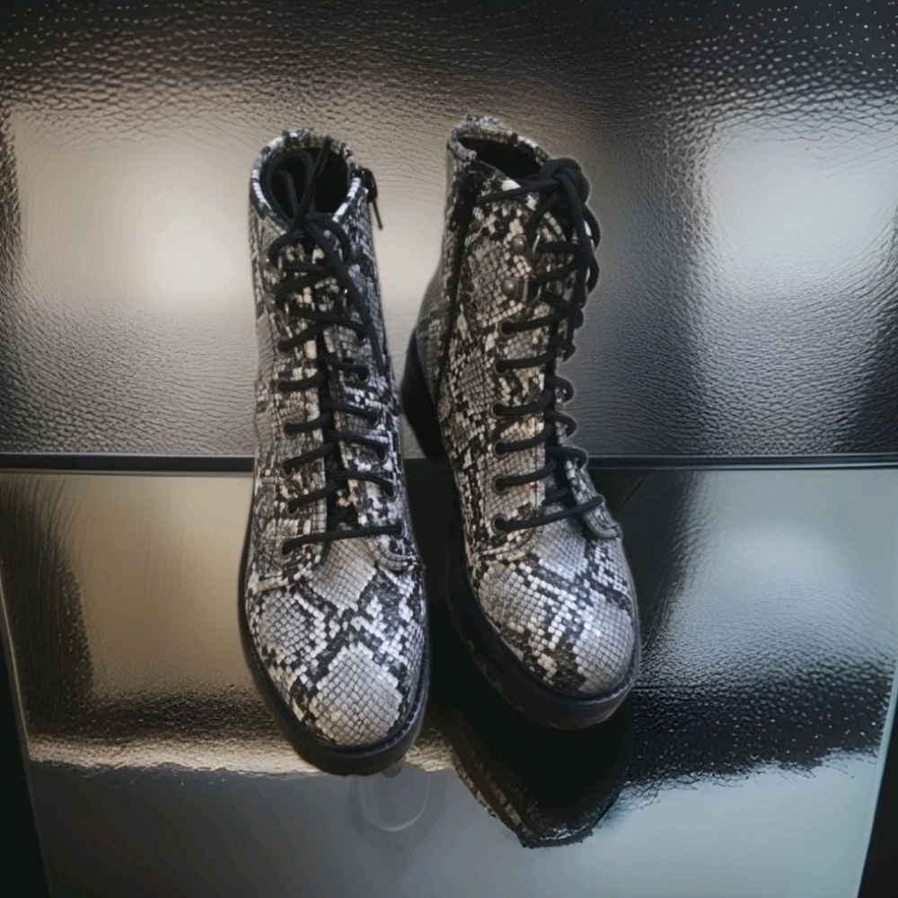 Adorable pre-loved Indigo Side Zip faux Snake Skin Combat Boots Sz 6.